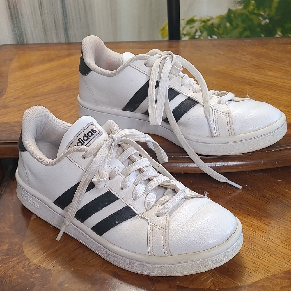 Adidas Mens 6.5 white black classic athletic sneakers